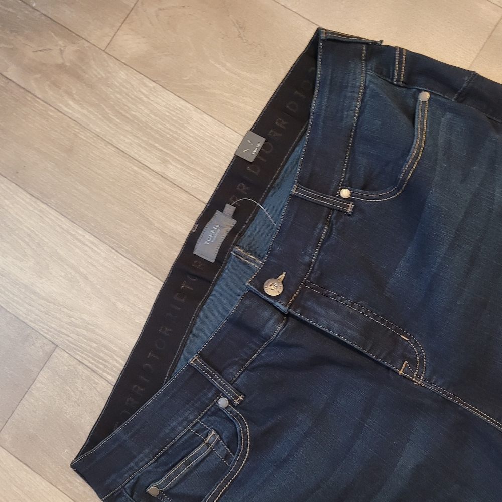TORRID Jean Shorts Size 22 Feel The Fit Denim Blue Dark Wash Stretch Waist NWT - Picture 3 of 6